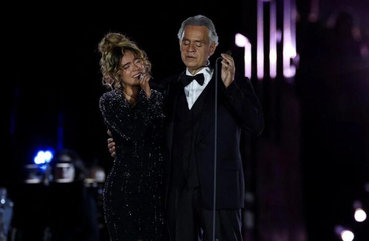 El gesto de Karol G con Andrea Bocelli en el Vaticano que pocos notaron